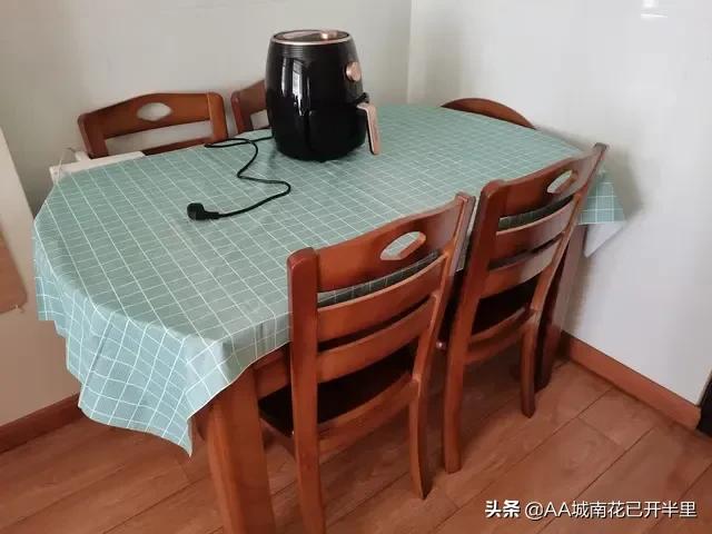 老公先斩后奏花2000多买了这丑不拉几的桌子,我真的好想扔了……