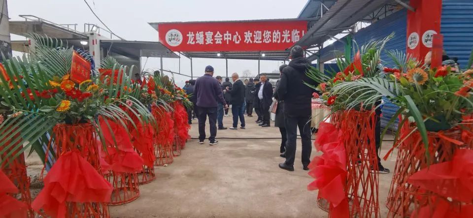 花篮摆了半条街!南充嘉陵的龙蟠竟然办起一个“宴会中心”了!