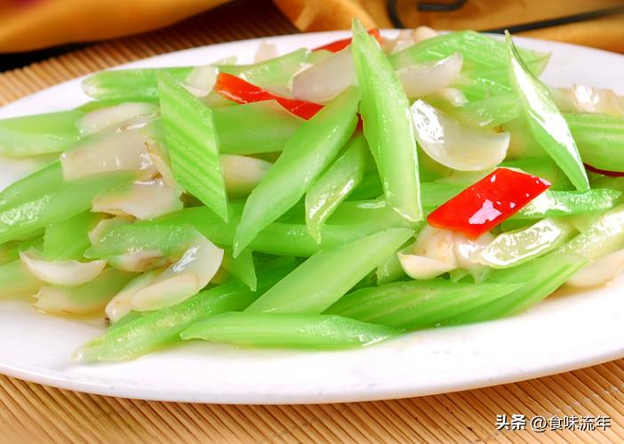 素食黑木耳百合炒西芹,芹菜百合腰果的素食做法