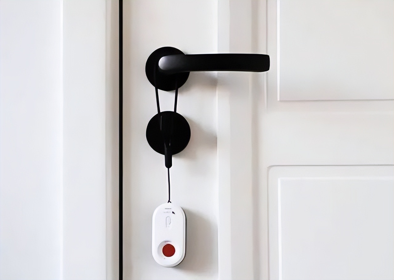 酒店里最难找到的摄像头在哪里,酒店顶灯被发现藏摄像头