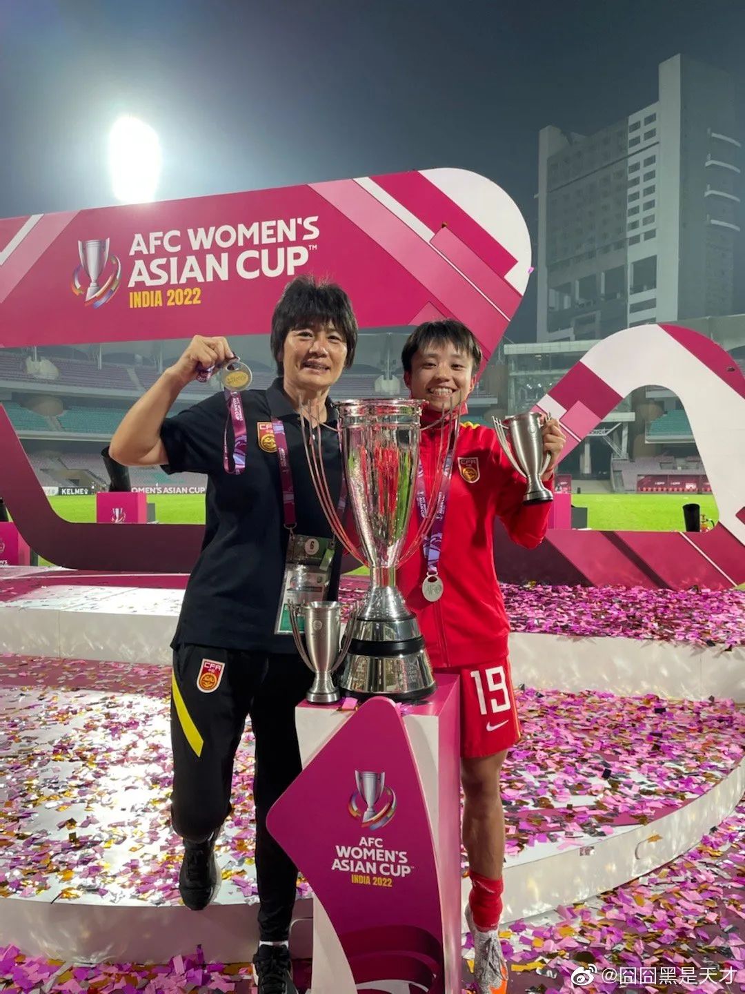 足球运动员贝克汉姆的比赛视频,坎通纳助攻贝克汉姆头球