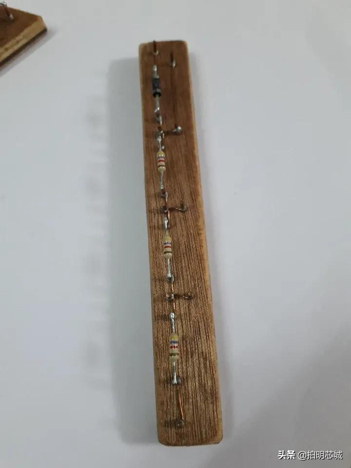 555芯片定时器工作原理,555定时器构成单稳态触发器