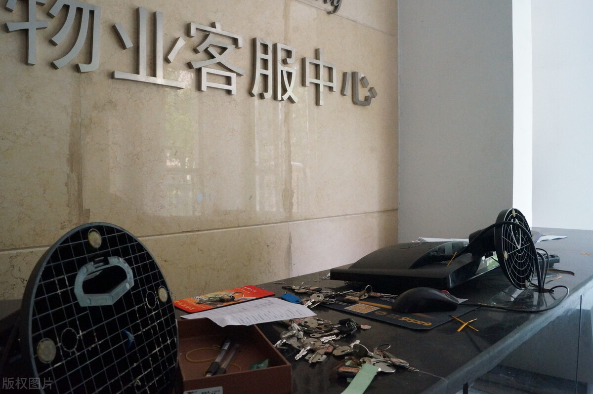 新员工阿钢刚进公司，被同桌老同事欺负，阿钢一招让对方服服帖帖