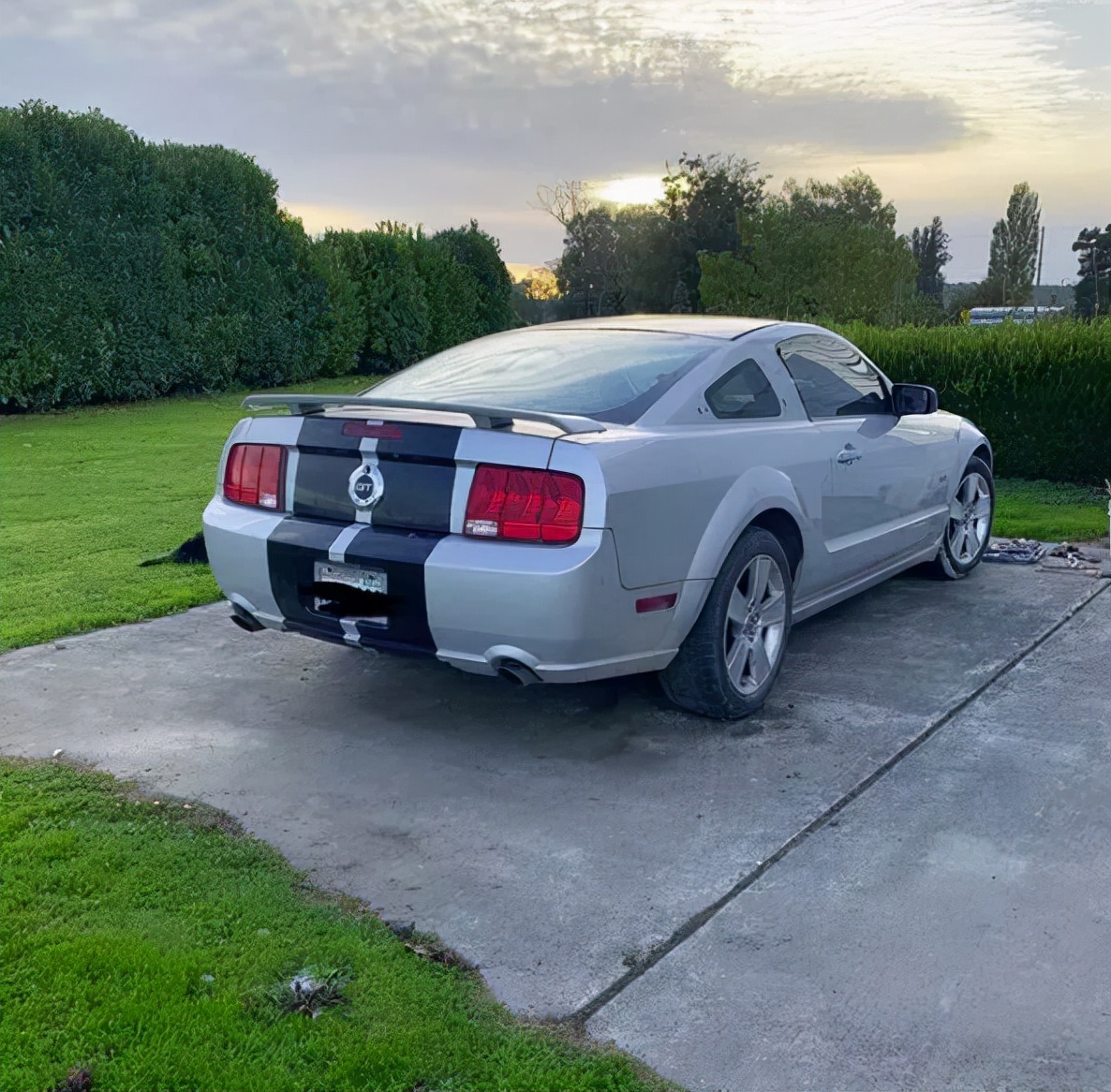 外国妹纸想用一个小发卡，跟别人换一栋房子，最后居然成功了