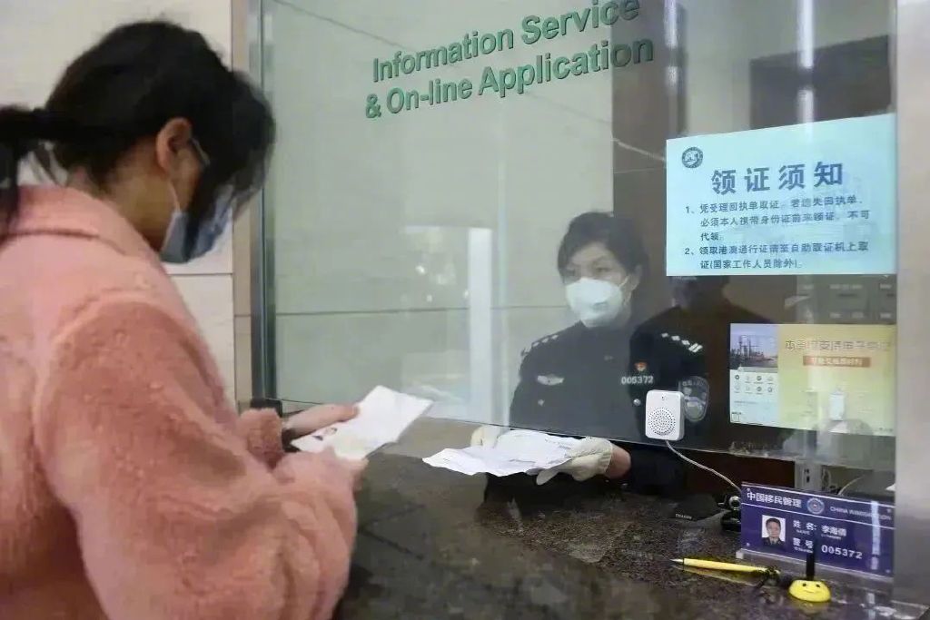 上海出入境证件办理量月超38万,上海恢复出入境证件办理工作日