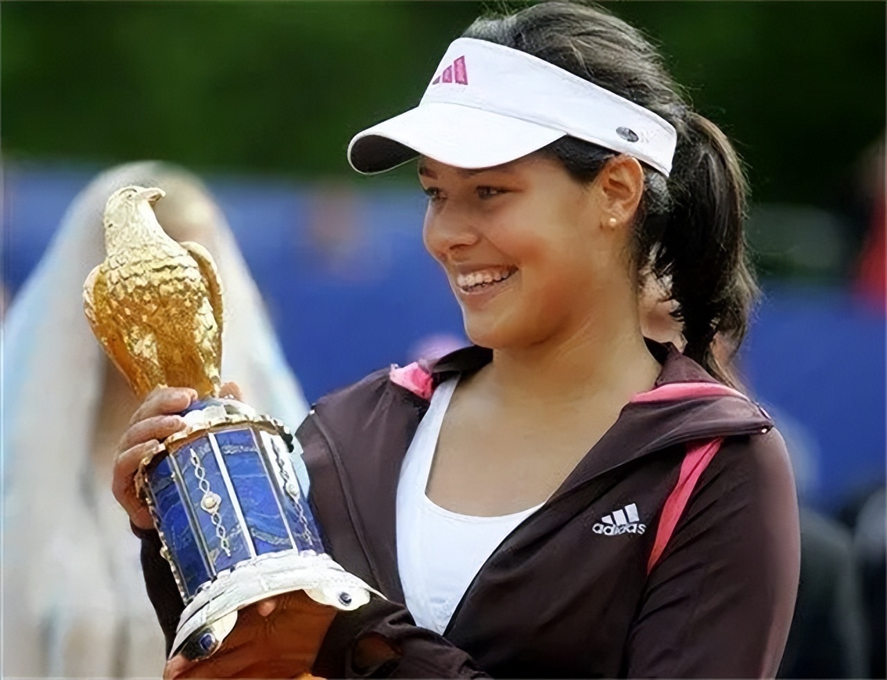 她曾被称为圈内第一美女,她曾是国内第一美女