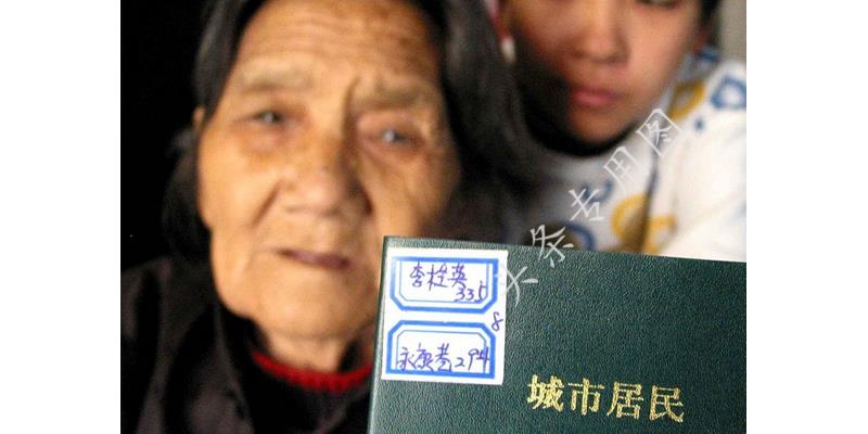 56岁阿姨：我爸和继母恩爱50年，继母去世，我才知道一切都是假象