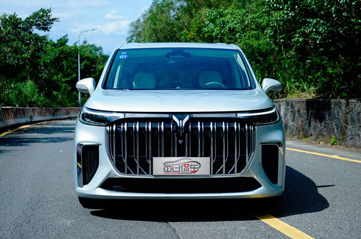 新岚图梦想家试驾白色款,2024款新岚图梦想家实际油耗测评