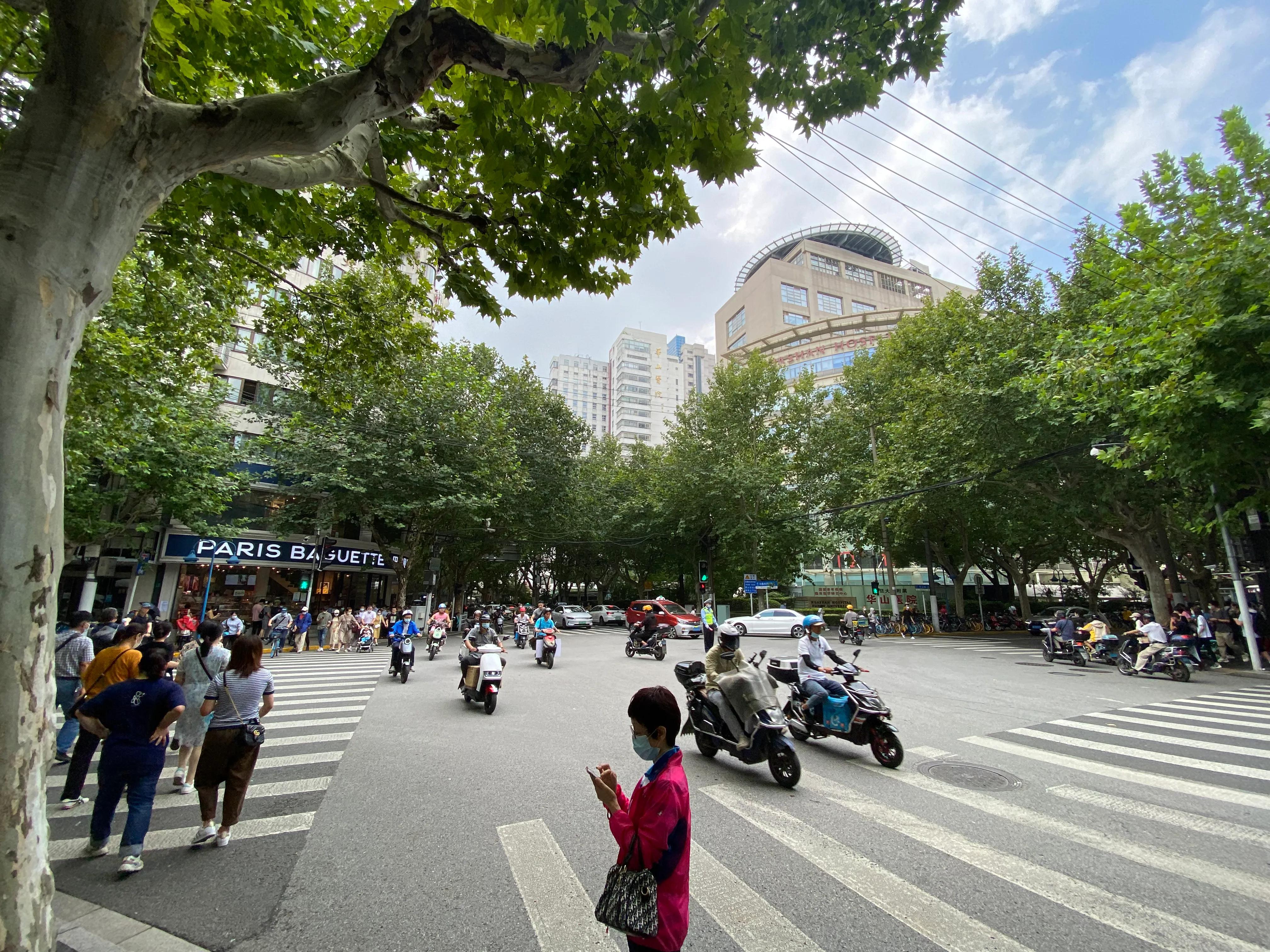 后疫时代的乌鲁木齐中路，人生海海，生活一半烟火，一半释然