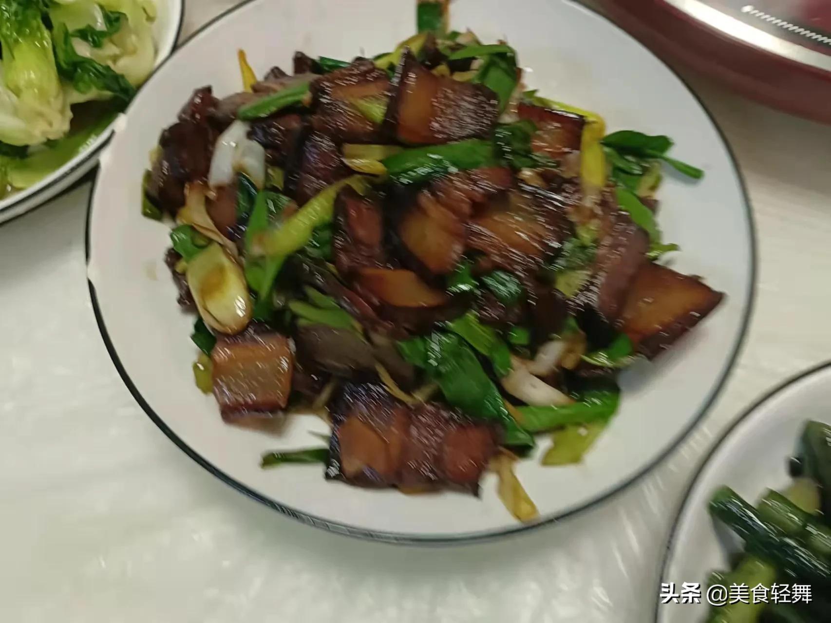 去女友家拜年，妈妈做了13道菜，男友却没敢动筷，网友：太不讲究