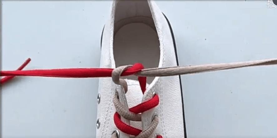 两个颜色不同的鞋带怎么打结起来,airforce鞋带怎么打结