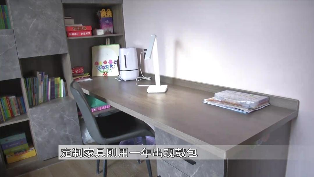 呼和浩特一市民吐槽定制家具刚用一年多处出现鼓包裂纹......