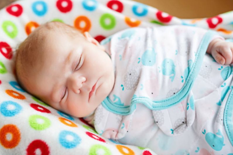 宝宝一吃母乳就“犯困”，刚喂着又醒？“边吃边睡”可能影响发育