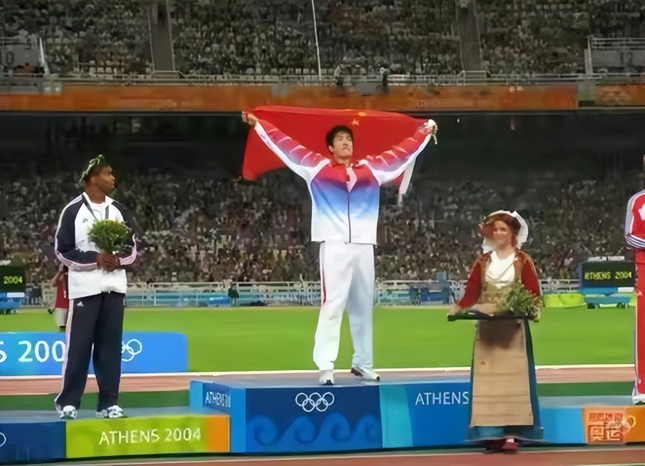 刘翔成为世界冠军的艰苦历程,世界冠军刘翔现在干什么呢