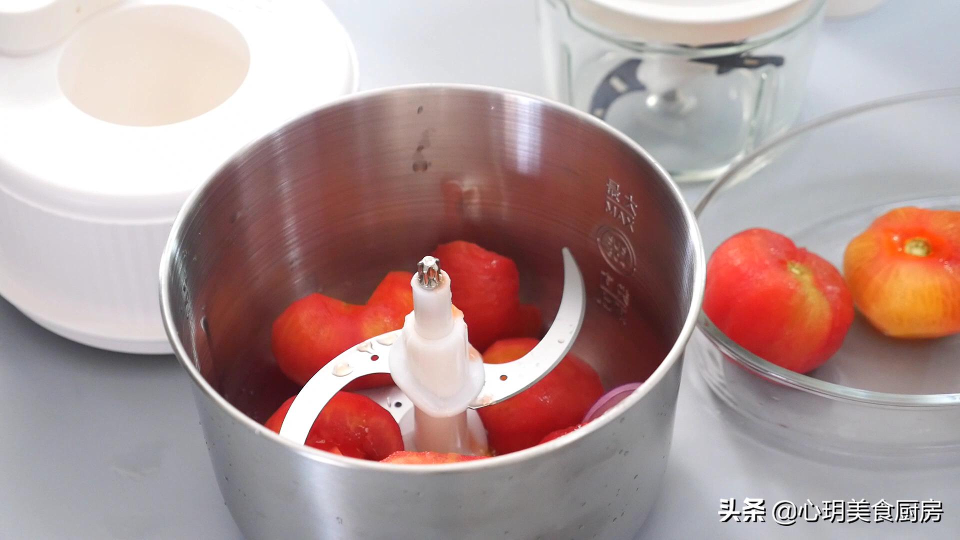 把番茄酱调成番茄沙司方法,把番茄放入冰箱边