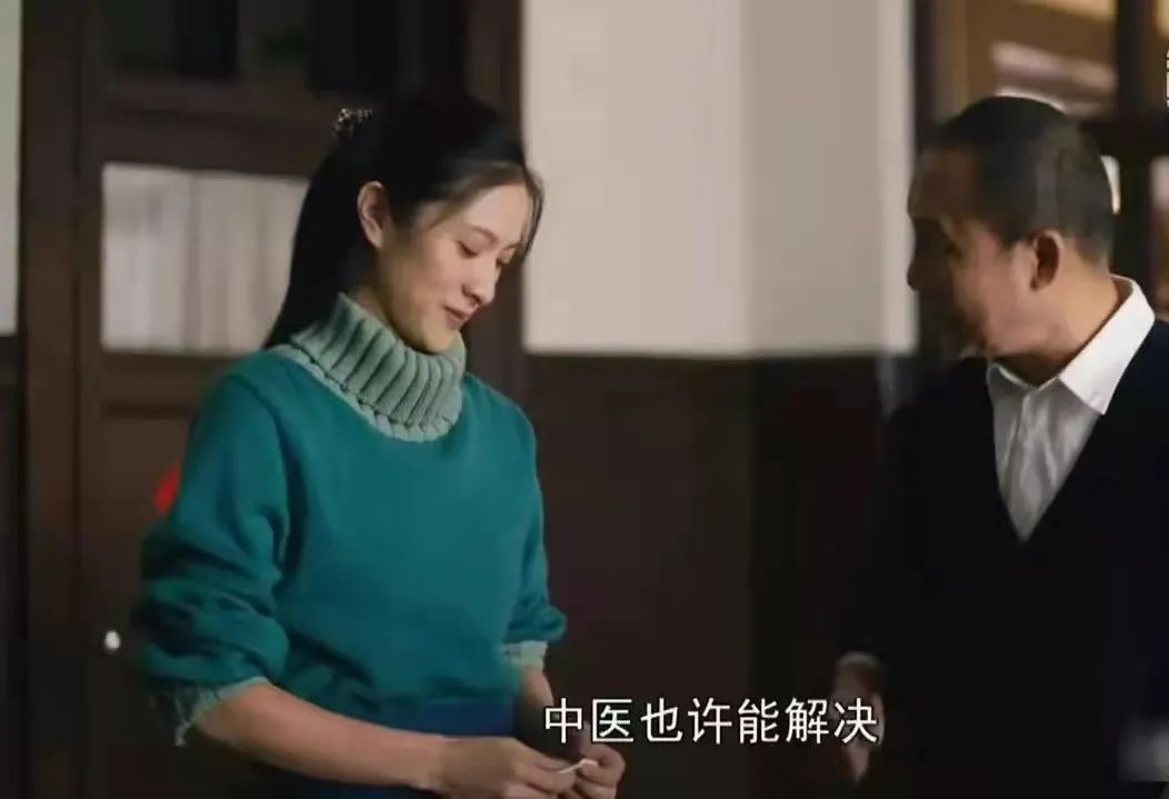 电视剧女主落入水中,女人不幸掉入水中