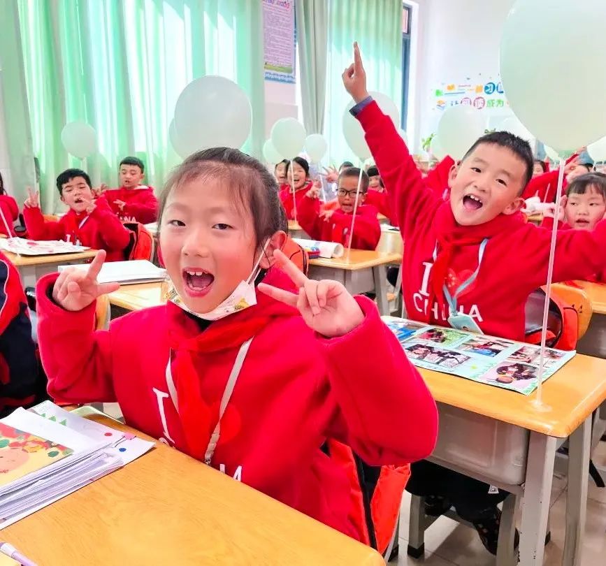 开学季校园展示打卡,开学啦冰墩墩小学生积极向上图片