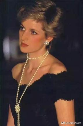 马贝珠珍珠,英国女王绿松石胸针