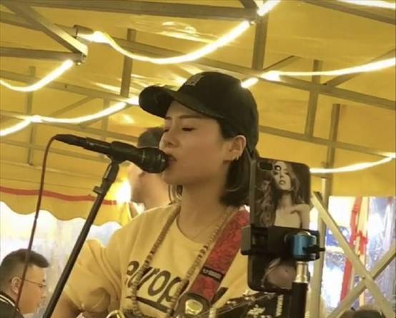 花姐：草根逆袭！一首《狂浪》赚千万，从流浪歌手变成顶级网红