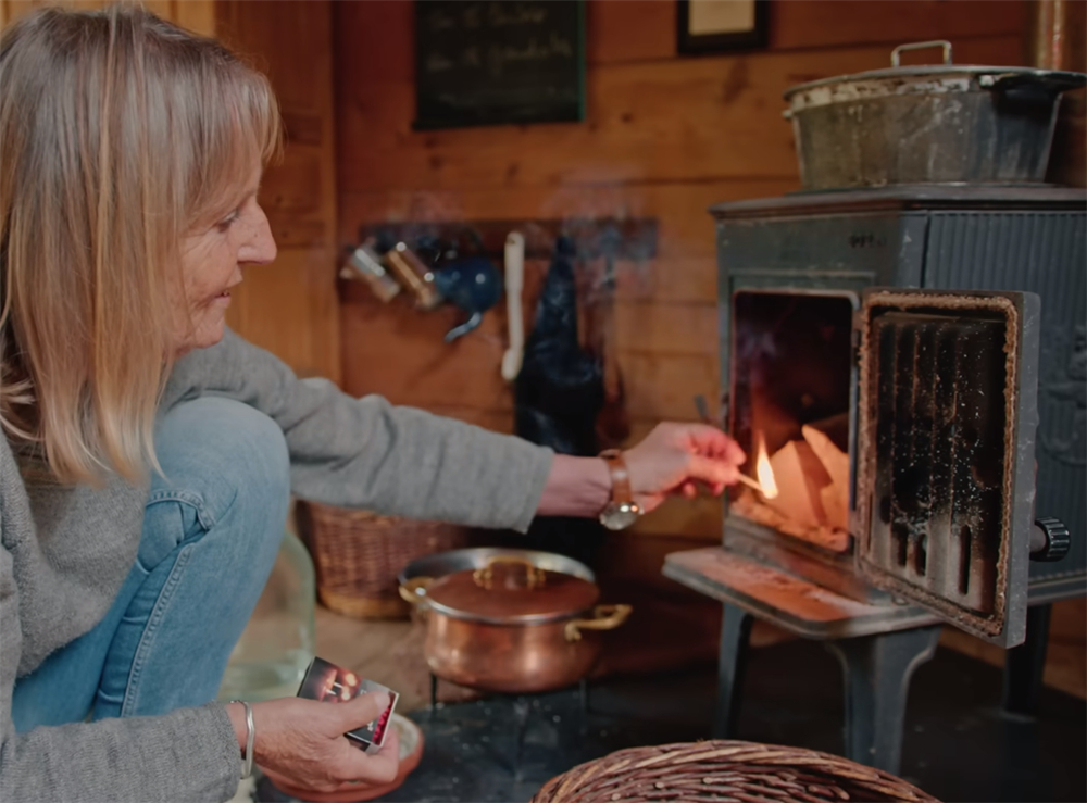 发现一位74岁奶奶的蜗居：16㎡小家没电没暖气，她却一住就是30年