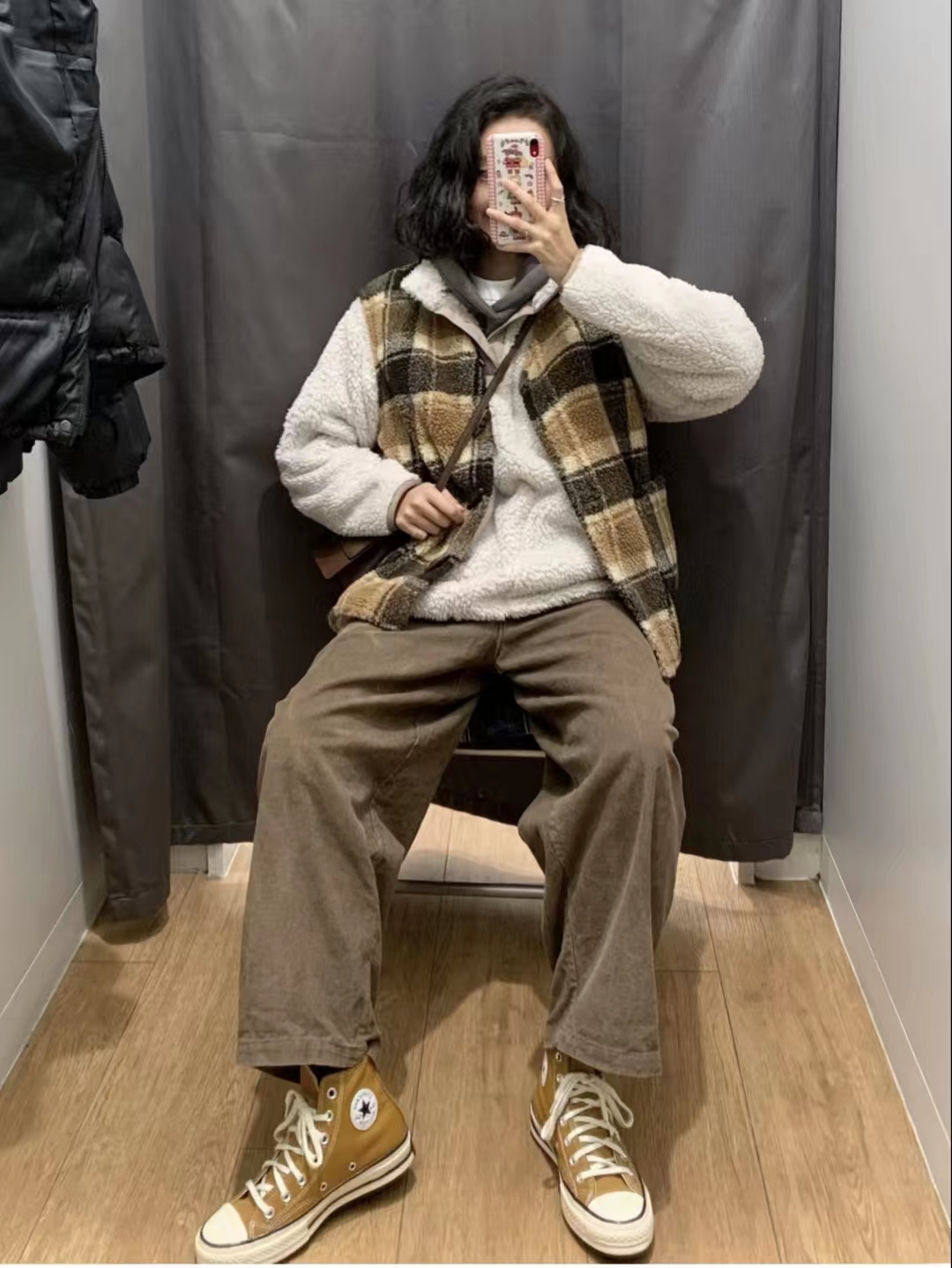 灯芯绒裤子冬季搭配高跟鞋好吗,灰色灯芯绒裤子搭配什么颜色上衣