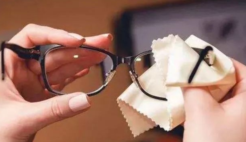 眼镜的清洁方法有哪些,专家教你如何洗眼镜