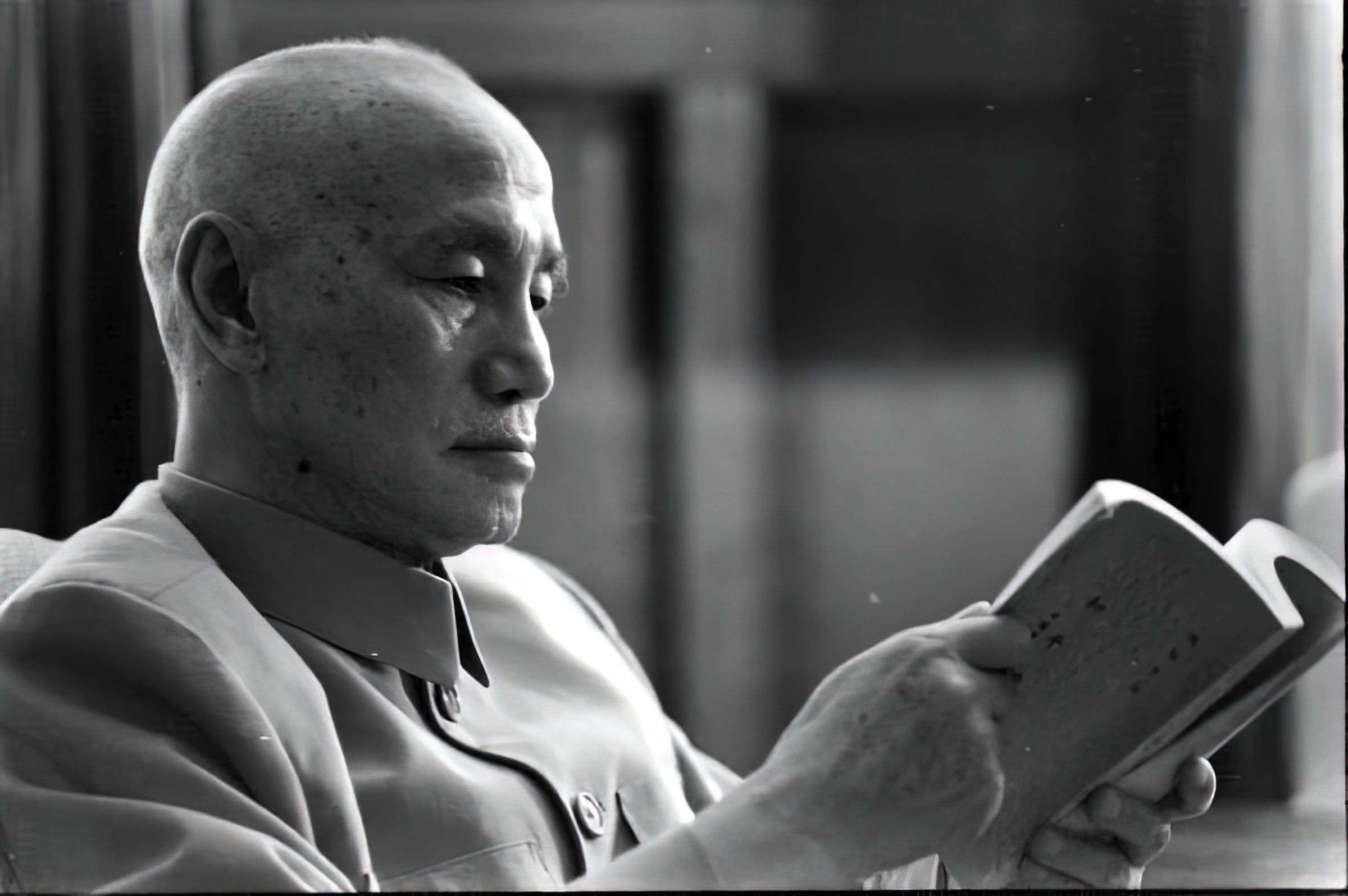 毛*东泽**抗战两本特殊的书，蒋介石看了都被征服：高级将领人手一册