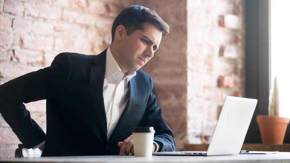 男性后背有一块发黑是怎么回事,中年男性脸色暗沉发黑什么原因