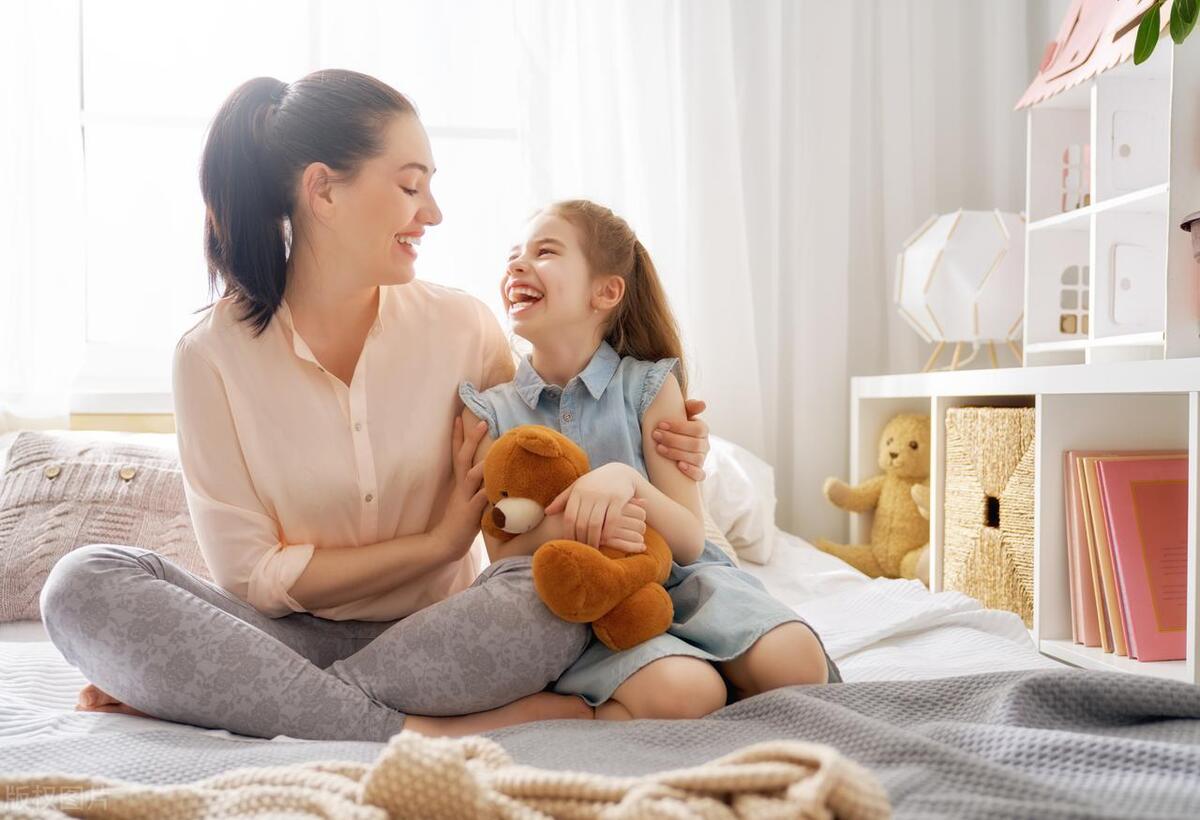 每天睡前10分钟陪孩子交流5个问题,睡前一小时坚持陪孩子做这件事