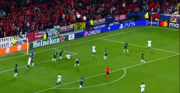 夜晚中绽放的烟花,足球烟花