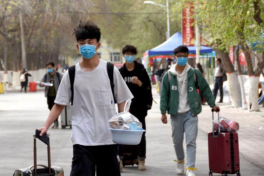 江西两名大学生翻墙出校，学校直接把他们俩开除，评论区两极分化