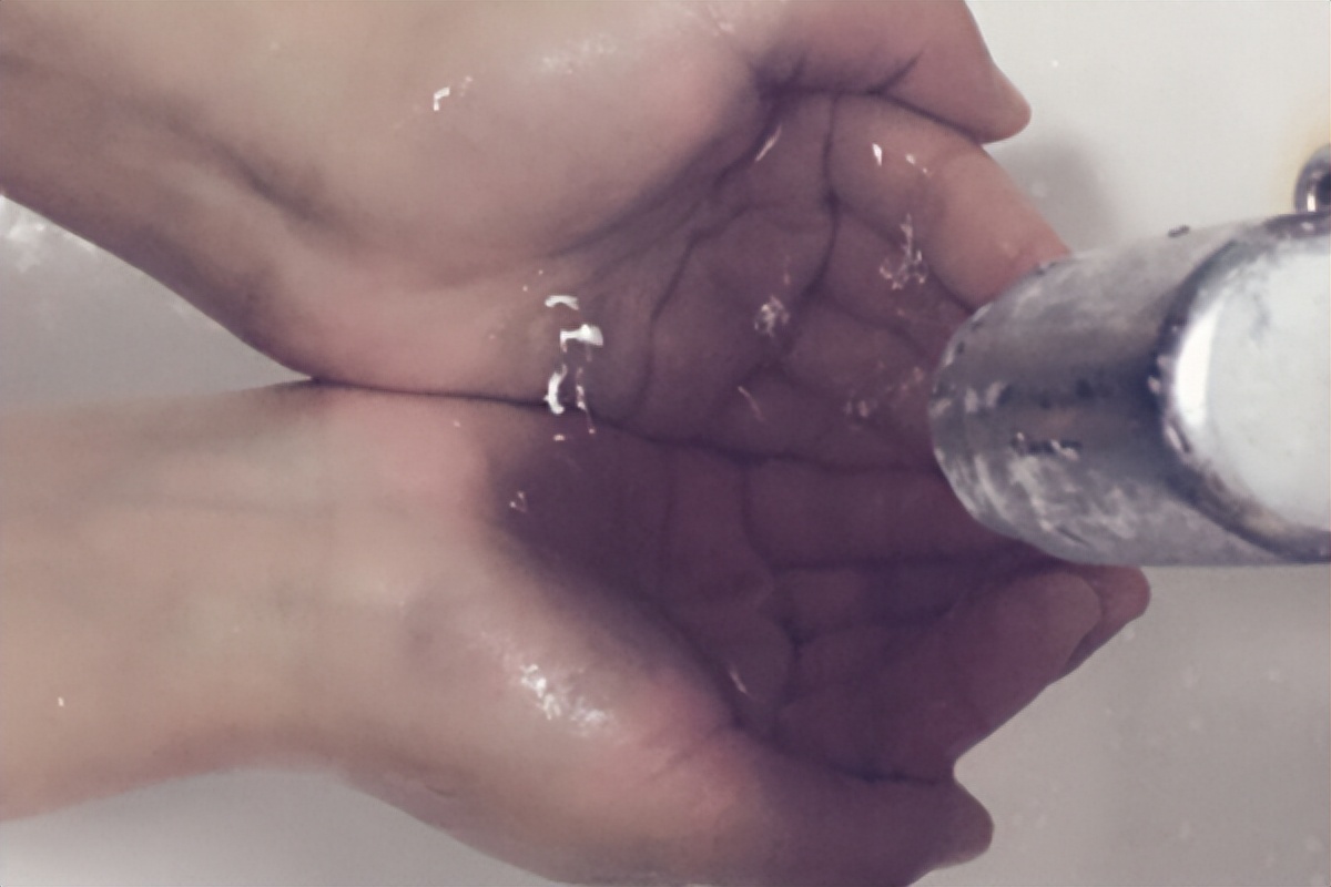 为什么手的皮肤会起皮变烂,为什么有的人手会脱皮