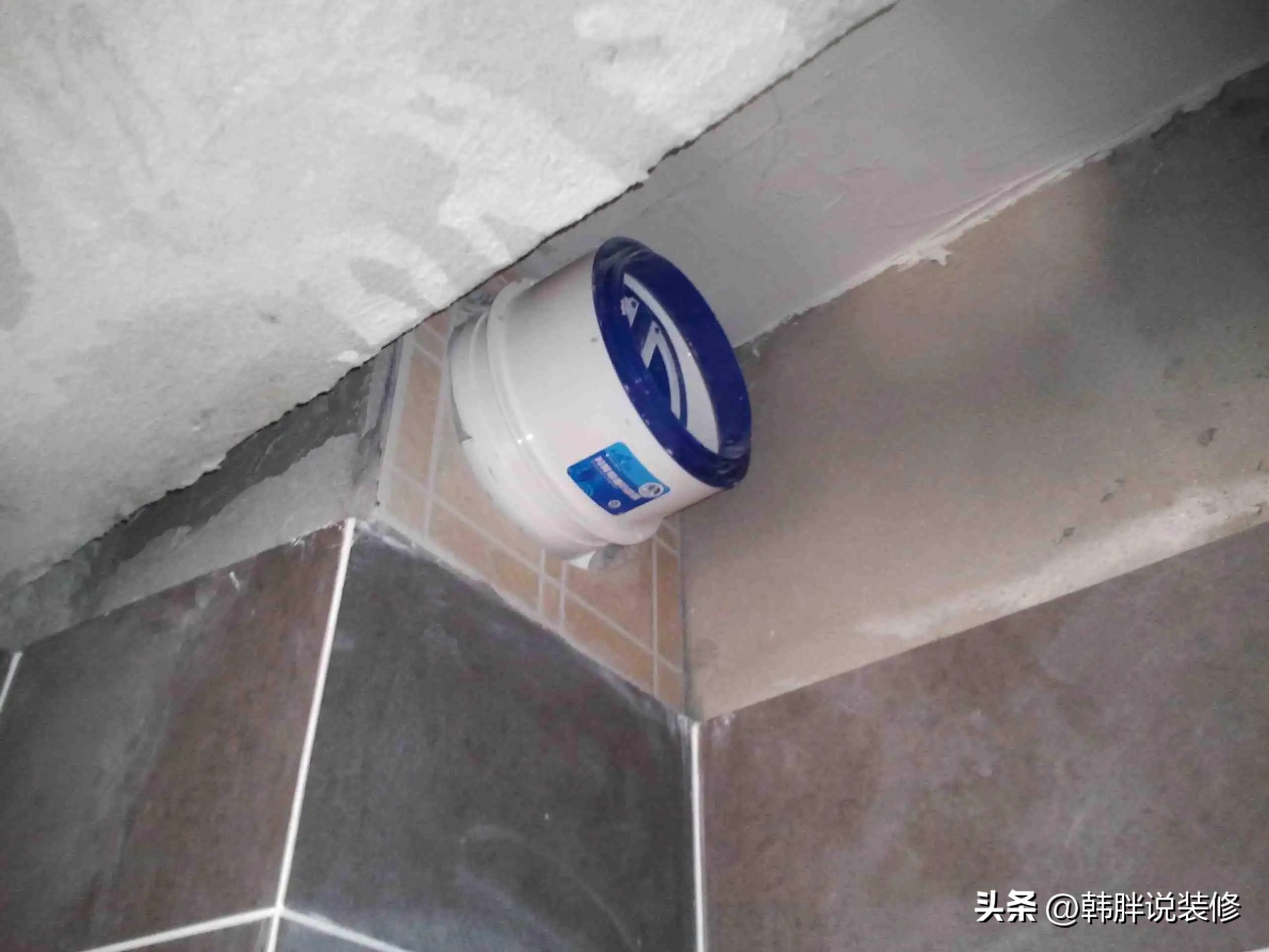 别人改烟道导致油烟倒灌怎么解决,楼上邻居私改管道导致楼下冒臭气