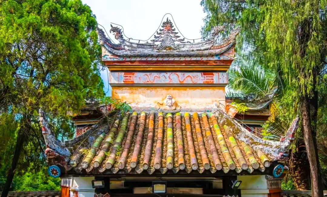 朝辞白帝彩云间中的白帝城指,早发白帝城和朝辞白帝彩云间