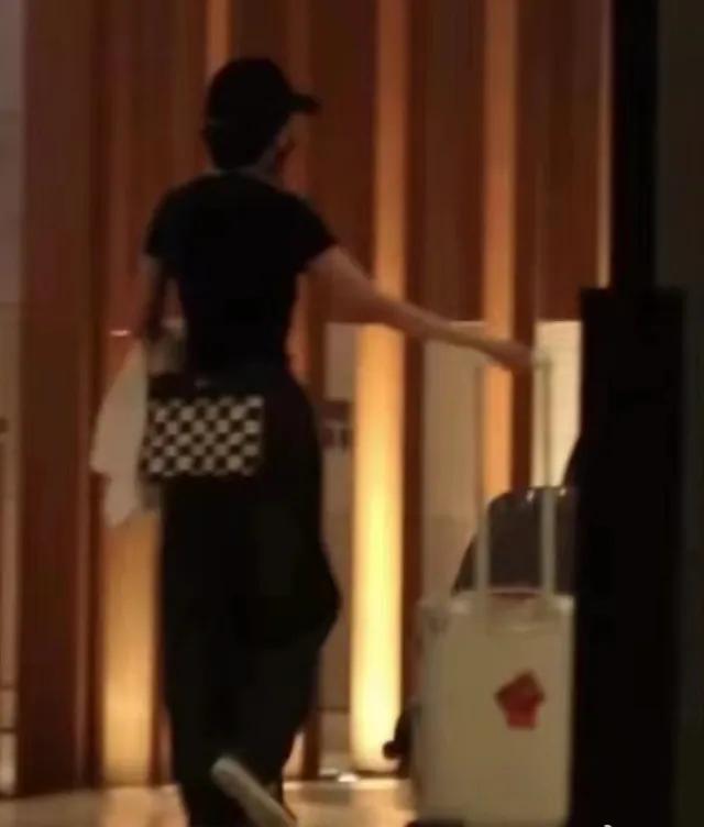 杨幂赴香港看望小糯米,刘恺威和杨幂带小糯米走机场