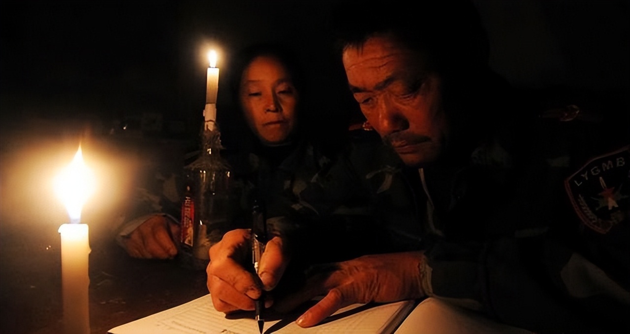 两夫妻守孤岛月入6万,一对夫妻被困孤岛一年吃一次肉