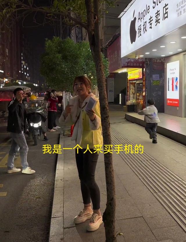 浙江:女子花10400买到“资源机”,大闹苹果店,他们家卖假货