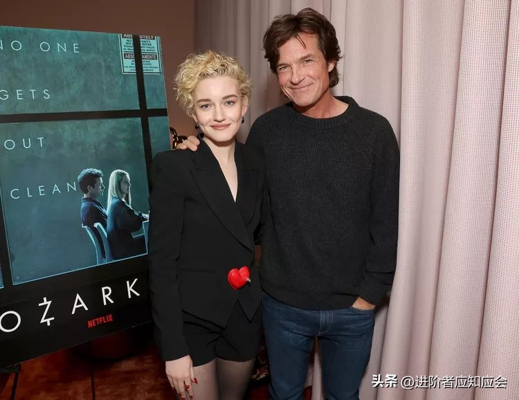 欧美明星时尚街拍2019年7月30日,欧美老年时尚博主穿羽绒服街拍