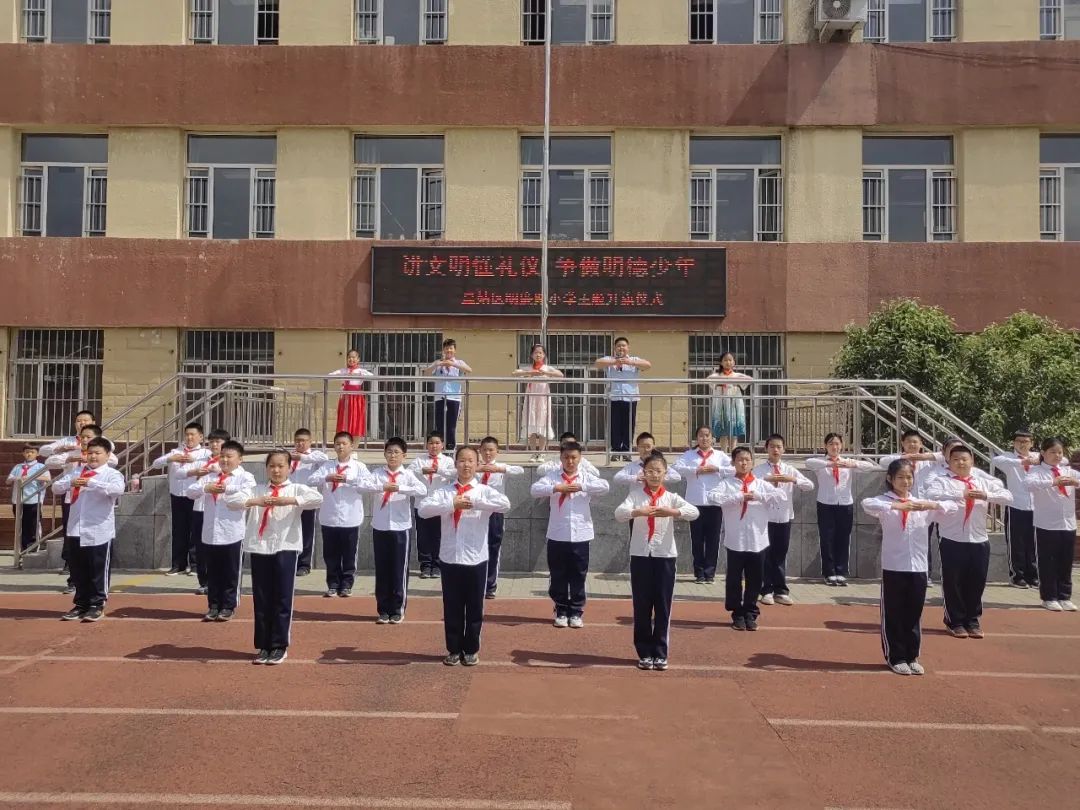 升旗仪式做文明有礼的儒雅少年,小学生文明有礼主题升旗仪式