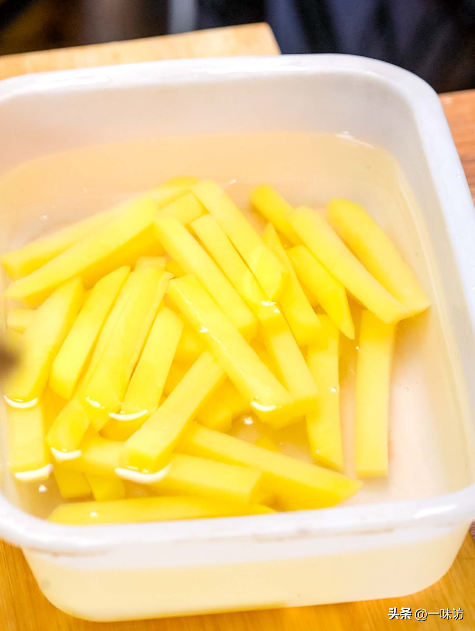 土豆怎么做成薯条在空气炸锅中,土豆薯条怎么炸好吃酥脆又不用冻