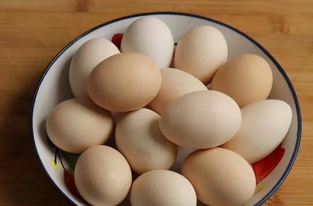 打碎的鸡蛋放冰箱24小时还能吃吗,鸡蛋裂口了放冰箱好几天还能吃吗