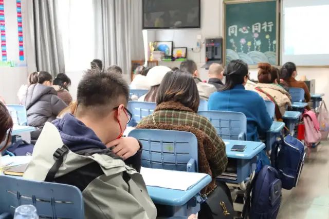 2020第一学期一年级家长会记录,用心陪伴静待花开的一年级家长会