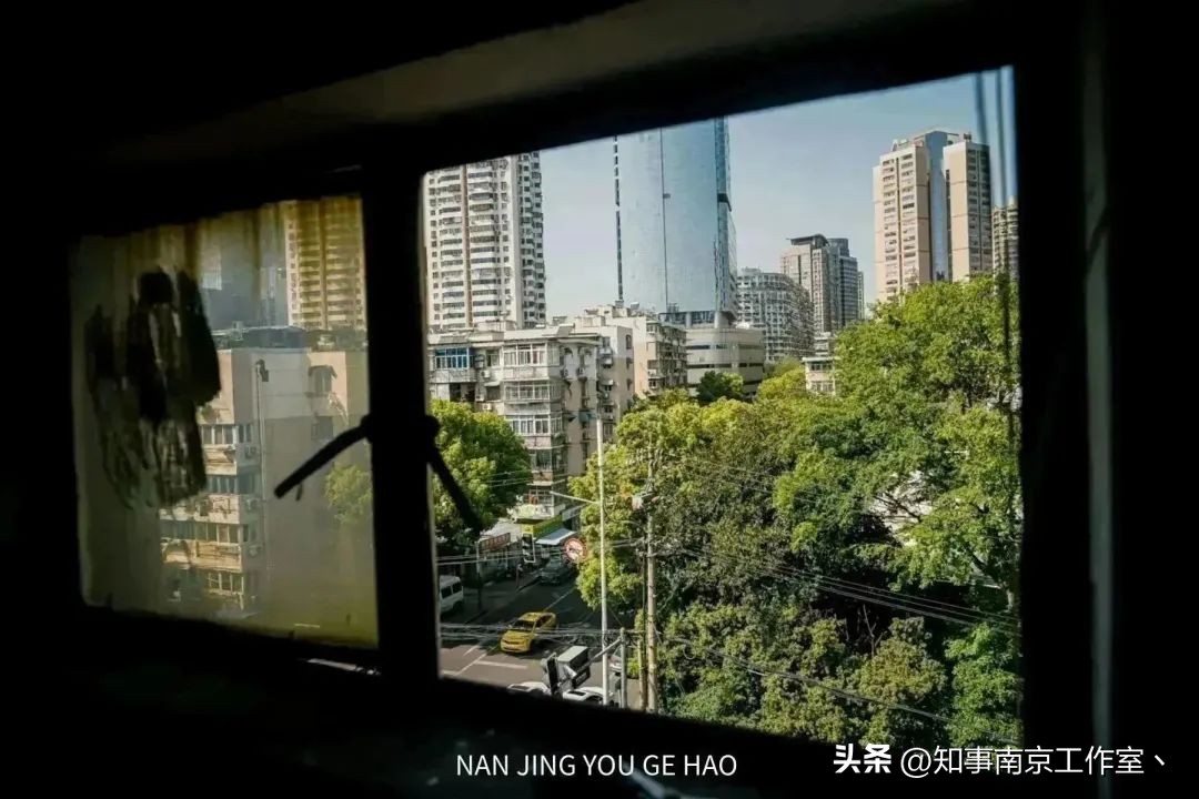 南京省中医门外，侯家桥道寻常