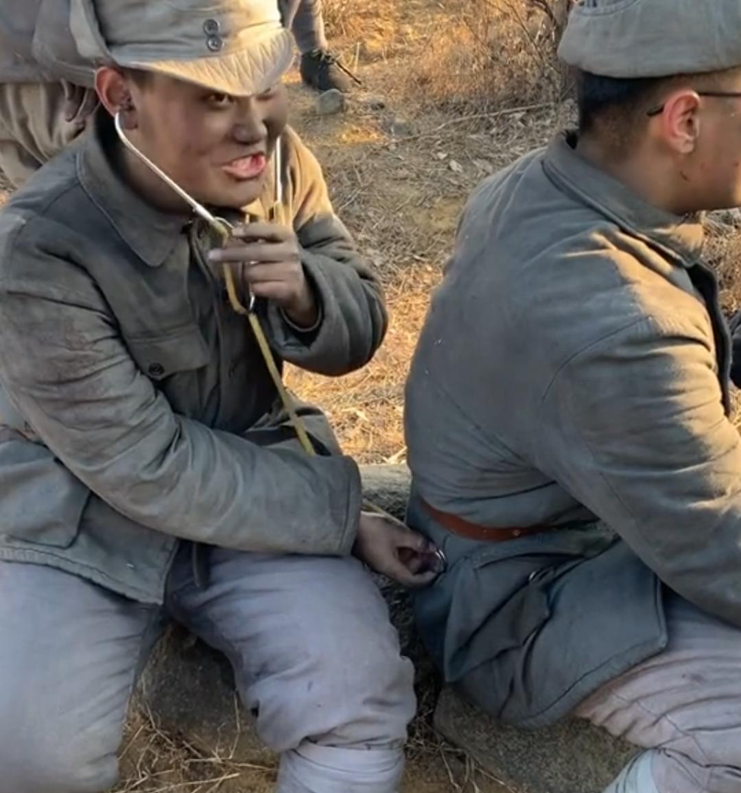 大学生进剧组当群演引热议,大学生进剧组当群演演技炸裂