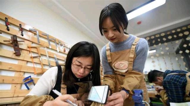 不顾家人反对辞去教师工作创业,几年前不顾家人反对坚持学美术