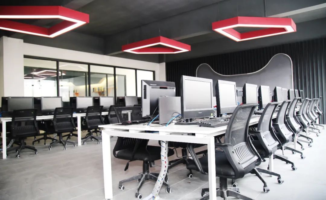 16岁初中毕业女儿学什么专业最好,初中毕业女生适合学什么专业大专