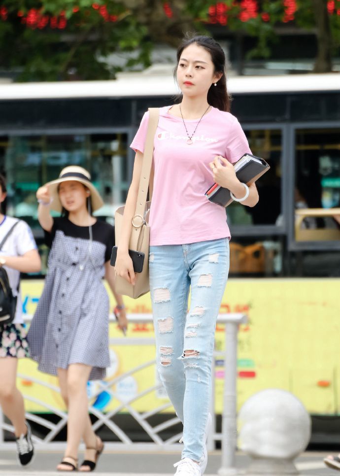 蕾丝上衣短袖雪纺衫搭配牛仔短裤,白色雪纺衫搭配粉色碎花半身裙