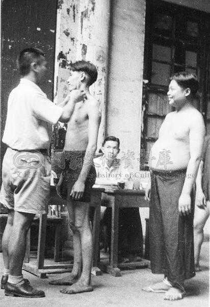 80多年前，18张日寇占领下的河南新乡老照片：骑在桥头拍照的鬼子