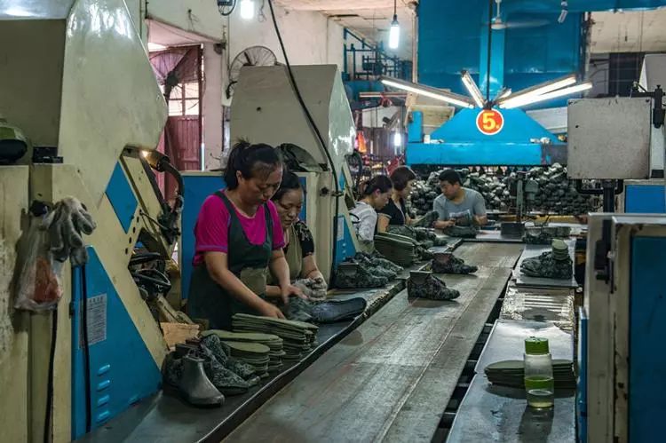 中国第一双鞋是谁发明的,中国第一期解放鞋是哪个厂生产的