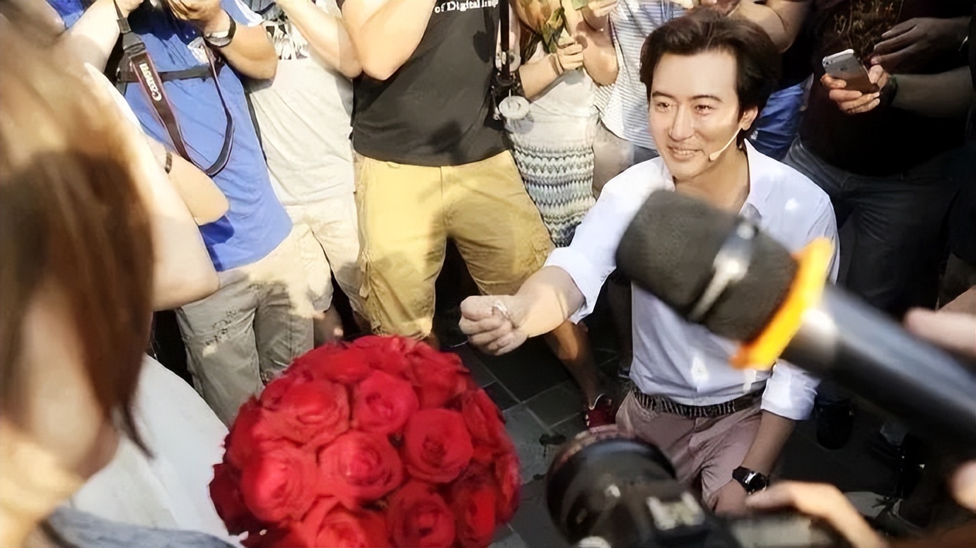 暴露年纪的人,韩国明星经历过什么才会爆火